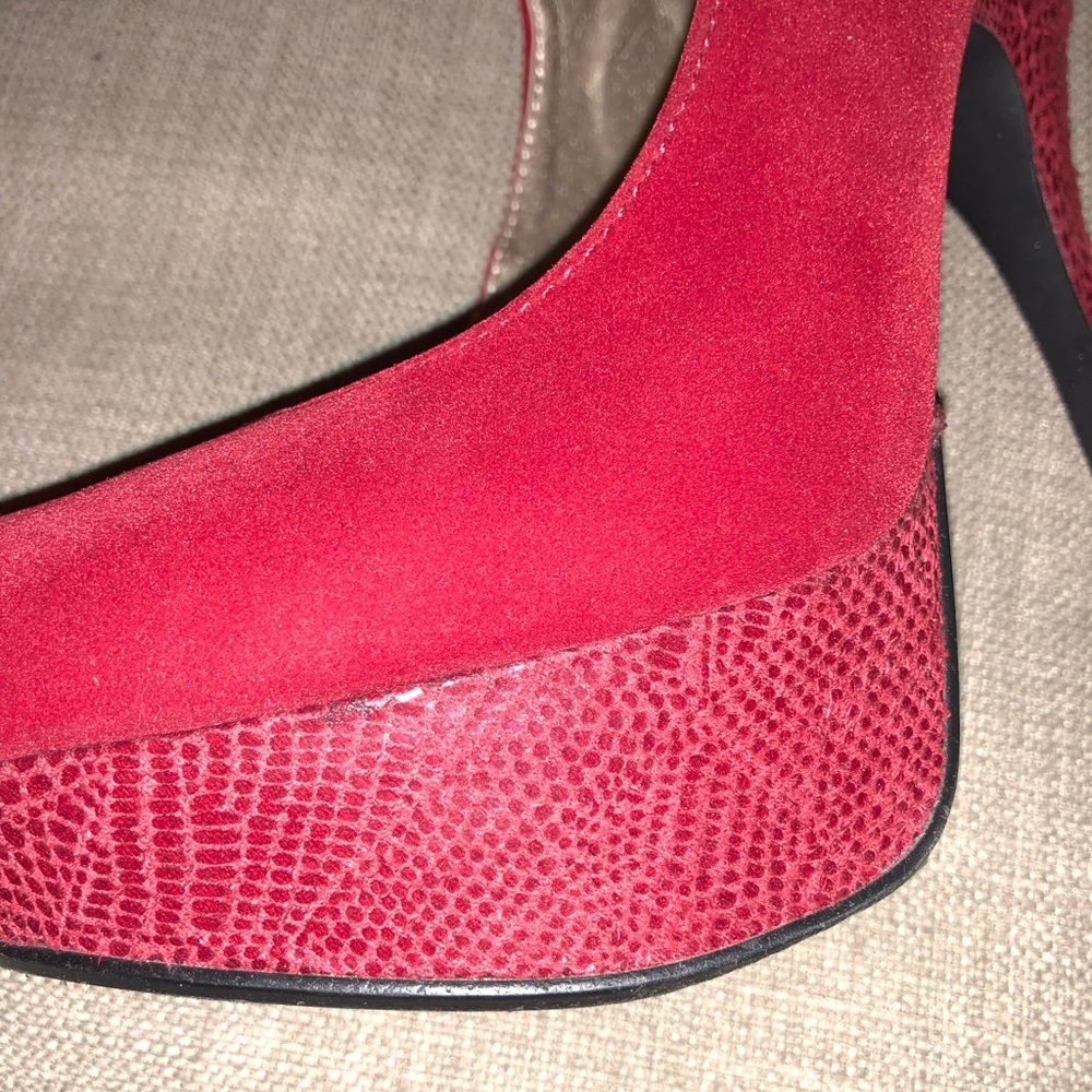 Red platforms - Picture 2 of 3